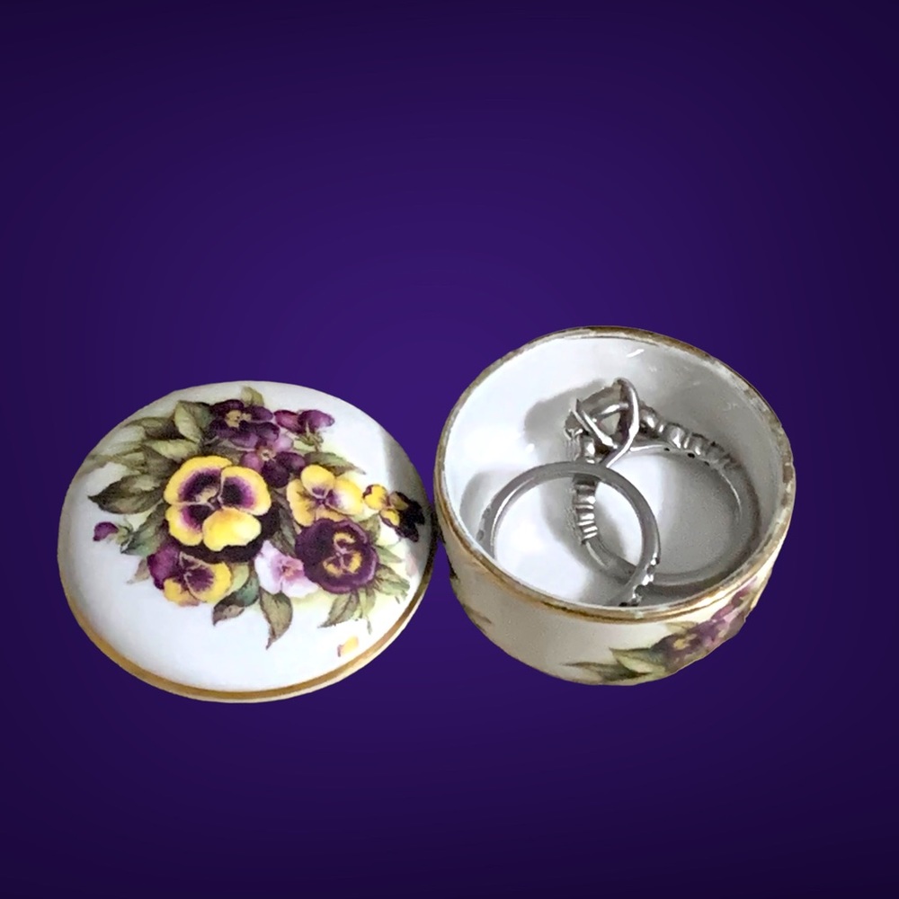 🚩 SOLD 🚩 Fine Bone China Gilded Ring Pill Box Wedding Gift - Picture 1 of 14